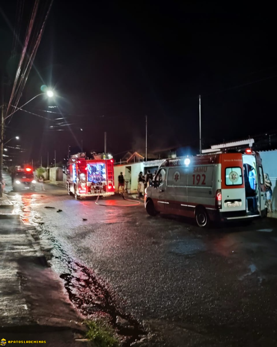 Incêndio em residência no bairro Jardim Panorâmico deixa duas pessoas feridas e mobiliza Corpo de Bombeiros