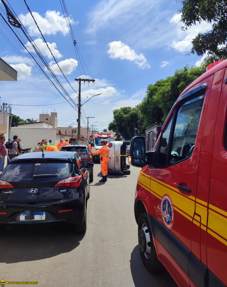 Idosa de 73 anos fica levemente ferida após tombamento de veículo no bairro Sobradinho