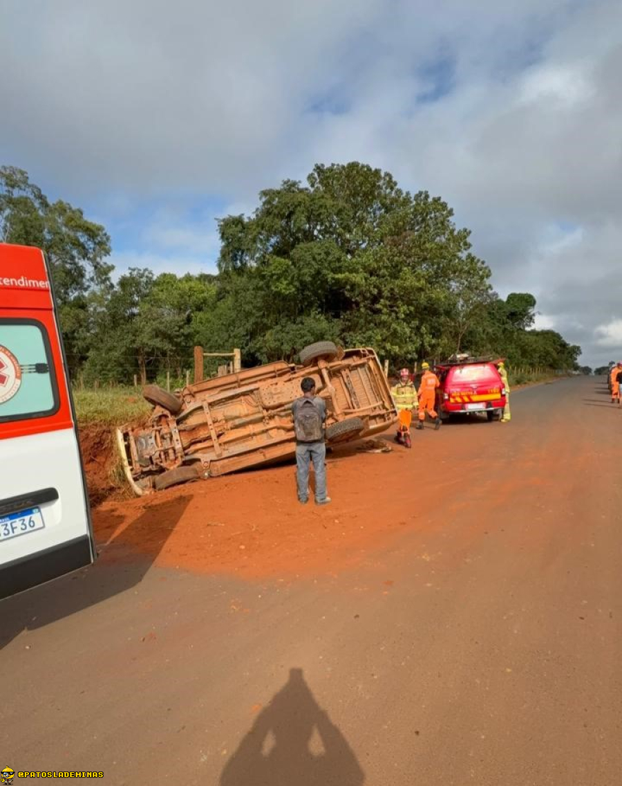 Capotamento mobiliza Corpo de Bombeiros na zona rural de Patos de Minas