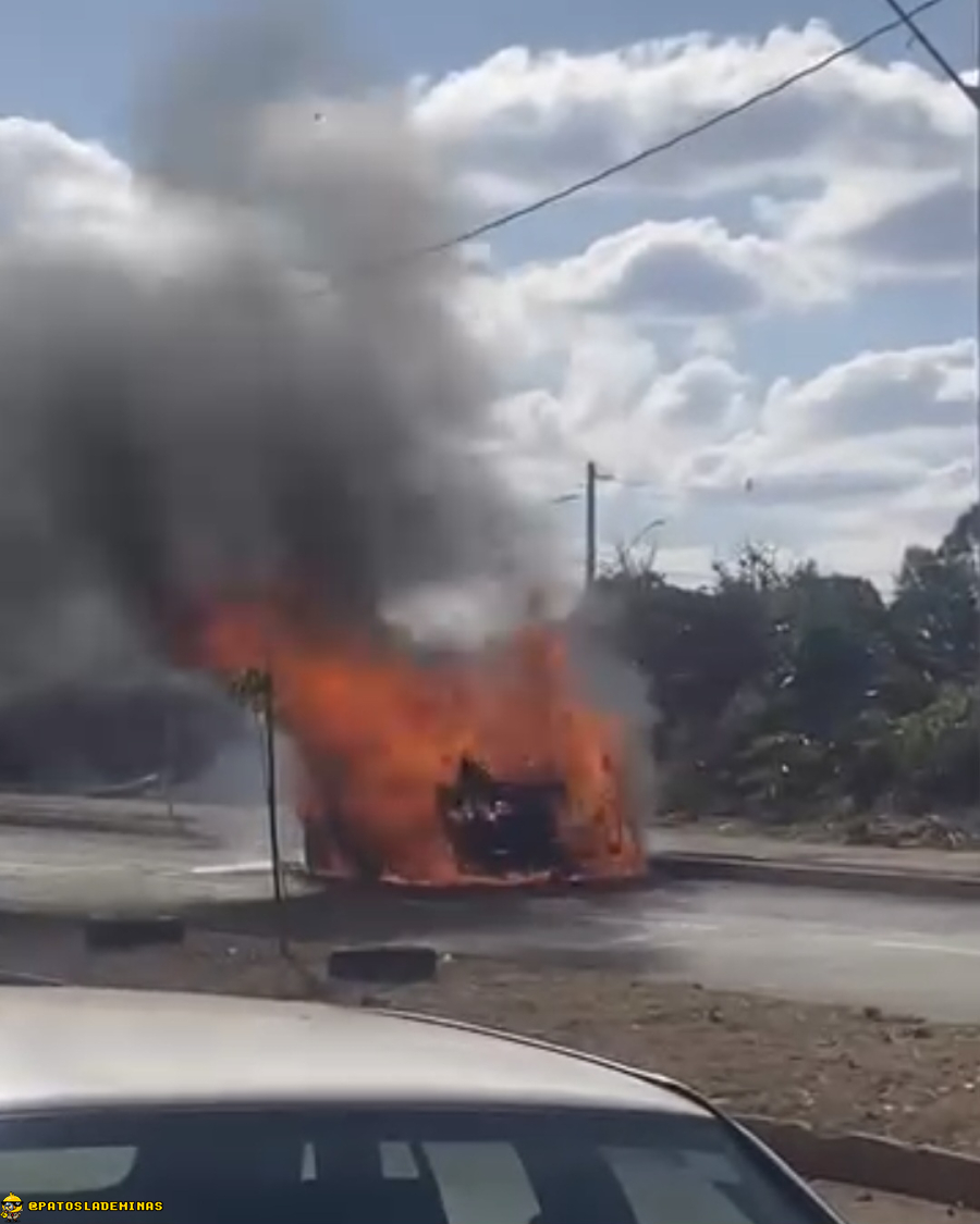 Carro sofre pane, pega fogo e tem perda total no bairro Coração Eucarístico
