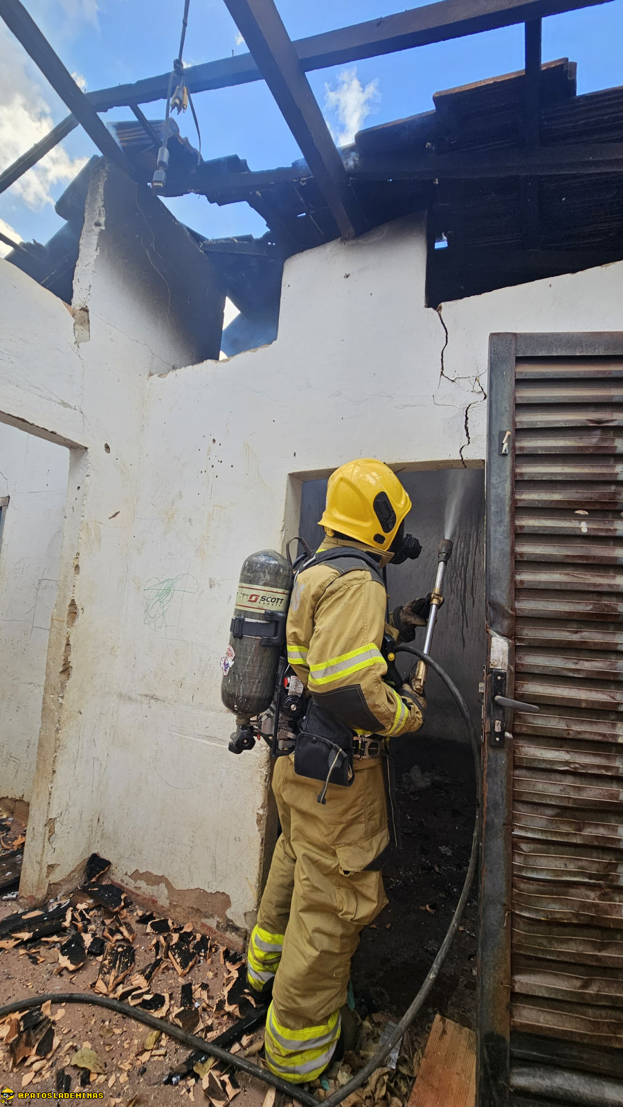 ncêndio destrói residência antiga e deixa imóvel em risco de colapso