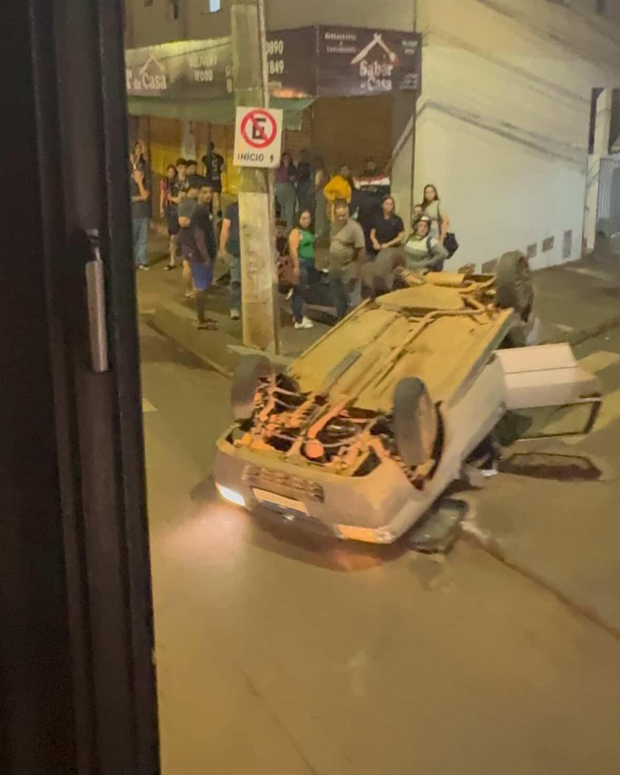 Colisão com capotamento é registrada na rua Major Gote, no bairro Aurélio Caixeta